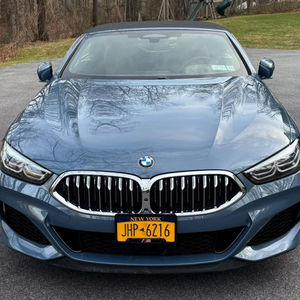 BMW M850i xDrive Cabriolet d'occasion de 2019, environ 19 100 milles, 523 ch, V8 biturbo, transmission intégrale, bleu métallisé Barcelone - Product Image 1