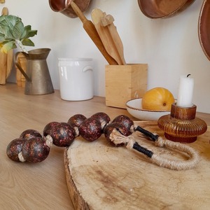 Encantadora guirnalda natural de primavera con flores de resina marrón para la decoración del hogar o eventos agrega una decoración colgante de pared romántica suave - Product Image 1