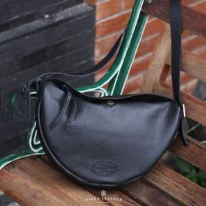 Djoen Sac à bandoulière en cuir de vachette de qualité export en cuir véritable fabriqué à la main au design minimaliste fermeture à glissière à la mode - Product Image 2