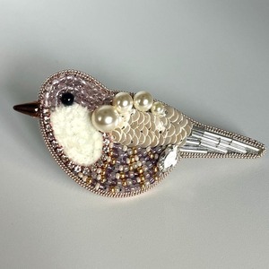 Broches brodées à la main avec des perles de graines, design papillon, broches en perles pour les mariages, options de conception personnalisées par glowin fashion - Product Image 1