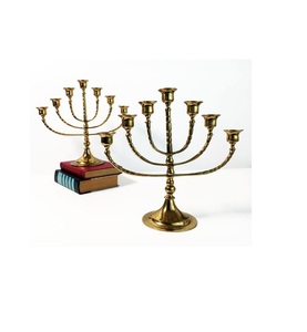 Candélabres robustes en métal avec bougeoirs adaptés aux cérémonies religieuses et aux arrangements d'éclairage festif - Product Image 1