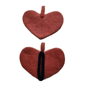 Mitaines en feutre écologiques faites à la main au Népal avec accessoires d'ustensiles de cuisine durables au design coeur - Product Image 3