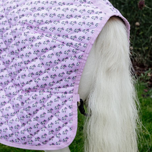 Couverture d'hiver matelassée de luxe imperméable et légère en coton et nylon pour cheval - Col en polaire - Couverture d'extérieur respirante pour cheval, couleur lavande - Product Image 4