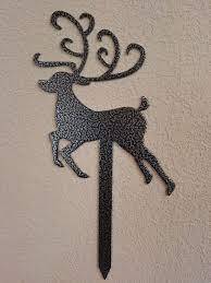 El juego de decoración navideña de renos de metal montado en la pared 2 incluye dos siluetas de renos negros uno de pie uno sentado cada uno - Product Image 5