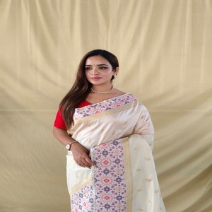 VASTRA COTTAGE Elegante Sari de Seda Suave con Bordes Patola Meenakari, Pallu Tejido con Motivos en Toda la Superficie y Blusa a Juego - Product Image 2