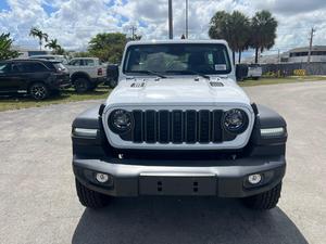 MÁS VENDIDO: Wrangler Rubi 2025 con 4 Puertas, 4x4, Motor Turbo de 2.0L - Product Image 4