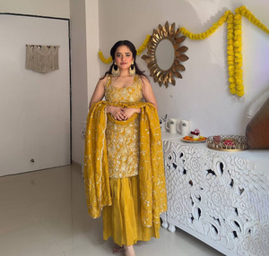 Robe traditionnelle indienne ethnique avec broderie lourde et travail de paillettes, nouvelle robe de créateur avec haut et dupatta, bas entièrement cousu à bas prix - Product Image 1