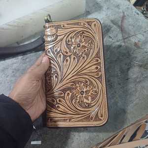 กระเป๋าสตางค์หนังวัวแท้ทรงยาวสไตล์ตะวันตก ลายดอกไม้ งานแกะสลักด้วยมือ กระเป๋าคลัทช์สไตล์โรดีโอ หนังเคลือบแข็ง แบบวินเทจ สำหรับทุกเพศ ขายส่ง - Product Image 3
