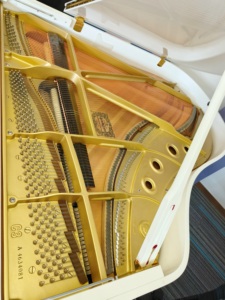 Piano de cola Yamaha C3A de 88 teclas, blanco pulido, estilo clásico, montaje en suelo, tapete de sonido de madera 4634681 - Product Image 4