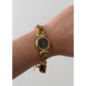 Reloj Vintage Dorado con Función Luminosa - Product Image 2