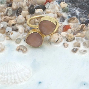 Anillo de corazón de piedra lunar de melocotón de alta demanda para trajes de boda casuales y formales disponibles a precio mayorista de La India - Product Image 1