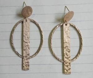 Elegantes pendientes de onda chapados en oro brillante, joyería de moda de latón delicado para mujeres con diseño curvo de moda de F S International - Product Image 1