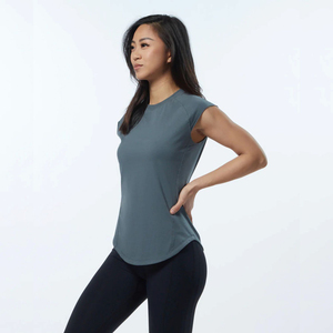 Camiseta gris de porcelana para mujer, prenda de vestir, con cuello redondo y mangas ajustadas de 95% algodón y 5% licra, con cuello redondo y cuello redondo - Product Image 3