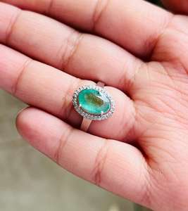 แหวนค็อกเทลเรียบง่าย ชุบโรเดียม ประดับมรกตธรรมชาติทรงกลมเจียระไนแบบบริลเลียนต์ ตัวเรือนเงินแท้ 925 - Product Image 2