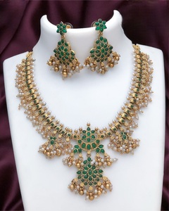 Conjunto de collar de tono dorado de calidad premium tradicional para mujer Gargantilla de collar de estilo de boda con pendientes Diseño clásico - Product Image 3