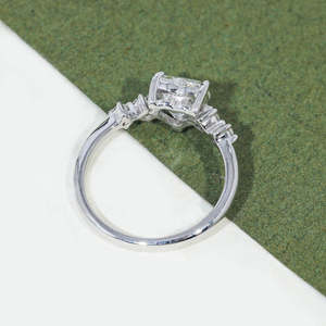 Anillo de compromiso solitario de diamante incoloro blanco moderno con corte de corazón de 2.20 quilates en diseño de oro blanco de 14 quilates - Product Image 3
