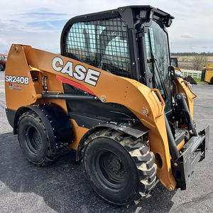 Chargeuse compacte sur pneus Case SR240B 2025 avec accessoires et option hydraulique auxiliaire à haut débit – Distributeur près de chez moi - Product Image 1