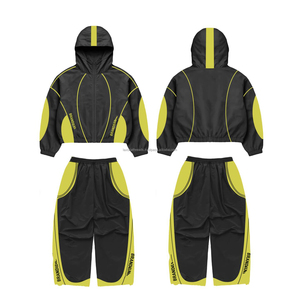 Ensemble survêtement coupe-vent à capuche de haute qualité, tissu polyester lisse 150 GSM, style à panneaux incurvés contrastés, impression de logo personnalisée - Product Image 1
