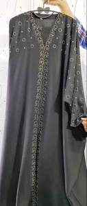 Elegante ropa tradicional musulmana para mujeres Modesto estilo Abaya Hermoso trabajo hecho a mano que incluye un accesorio: un accesorio Islámico - Product Image 2