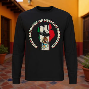 Camiseta de Manga Larga con Estampado de Serigrafía, Cuello Redondo, para Adultos, Mujeres, Uso Promocional, Orgullosa Hija de Inmigrantes Mexicanos - Product Image 3