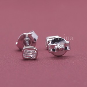 Boucles d'oreilles solitaires en or 18 carats avec diamant de laboratoire certifié IGI taille émeraude serti clos - Product Image 3