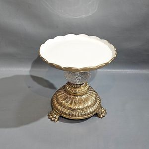 Soporte de lujo para pasteles con acabado dorado con parte superior festoneada blanca y acento de cristal para postre, queso, aperitivos, galletas y cupcakes - Product Image 4