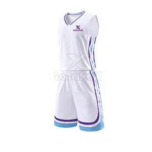 Ensembles d'uniformes de basket-ball personnalisables en gros maillots et shorts respirants avec logo de l'équipe pour la technique imprimée des équipes scolaires - Product Image 1