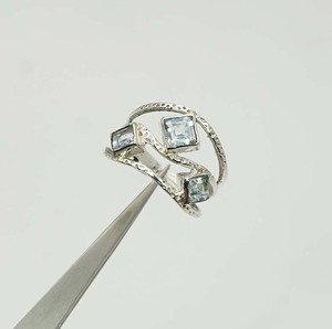 แหวนพลอยบุษราคัมสีฟ้าพร้อมฐานหนามเตยเงินสเตอร์ลิงเดือน925 - Product Image 4