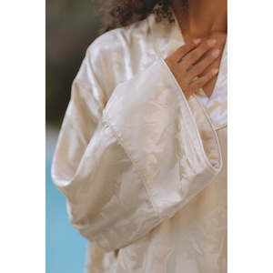 ชุดเดรสยาวแบบเรียบหรูสีครีม แบรนด์ Amiya Jacquard Kaftan พร้อมแขนพอง - Product Image 3