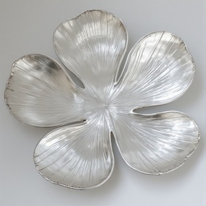 Élégant serveur de fruits secs en aluminium avec trois compartiments à feuilles en finition dorée pour une salle à manger décorative et une utilisation fonctionnelle. - Product Image 1