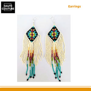 Grand choix de boucles d'oreilles pour femmes, fabriquées et brodées à la main - losange avec des glands blancs, provenant d'un fabricant indien - Product Image 2