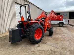 Tracteur Kubota 90% neuf avec chargeur frontal complet à vendre - Product Image 2