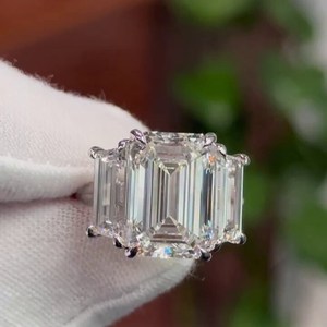 Bague de fiançailles à trois pierres en émeraude certifiée IGI, diamant cultivé en laboratoire 15,00 carats, D-E-F VVSVS - Product Image 1