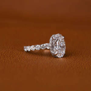 Anillo de Compromiso con Diamante Cultivado en Laboratorio de Corte Ovalado con Halo Oculto, Chapado en Oro Sólido de 14K, Certificado IGI, Estilo Moderno, Anillo de Regalo para Mujer - Product Image 6