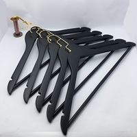 Cintre en bois moderne personnalisé, pour vêtements, décoration pour magasins et hôtels, exportation dans le monde, au meilleur prix