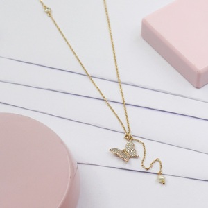 Alex Jewellery-Pendentif papillon charmant en laiton plaqué or avec chaîne pour femmes et filles - Product Image 1