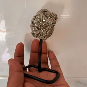 Venta al por mayor: Clúster de cristal de amatista natural ecológico con base dorada de Perú, decoración Feng Shui, patrón de pilar, cruz pulida - Product Image 1