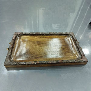 Bandeja de corteza de madera de diseño de lujo con técnica de horno con mango de metal para bandeja de madera natural de fiesta con textura brillante - Product Image 1