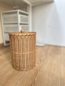 Panier à déchets en osier avec couvercle, fait main, écologique, paniers de rangement en rotin naturel, moderne, multifonction, Artex Green Earth, fabriqué au Vietnam - Product Image 1