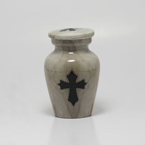 Nuestra nueva urna de recuerdo de metal con diseño de mármol de teca y pequeña urna conmemorativa de recuerdo de Cruz Negra para guardar las cenizas de sus seres queridos - Product Image 1