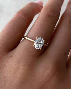 Vente en gros de bijoux coniques en or jaune massif 14K pour femmes, diamants de laboratoire ovales taillés Solitaire Emily, bagues de fiançailles et de mariage - Product Image 2