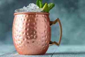 Ensemble cadeau d'affaires écologique en cuivre et acier inoxydable, mugs à lait fabriqués directement en usine, avec un design martelé antique - Product Image 5