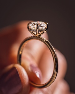 Bague solitaire en or jaune classique avec diamant de laboratoire de 1,5 carat, taille ovale, certifiée IGI, pour les fêtes chrétiennes, les mariages et les anniversaires - Product Image 2