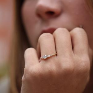 Anillo de compromiso CZ blanco de corte ovalado de 8x6mm | Anillo de promesa de tres piedras para Mujer | Proveedor de joyería de aniversario de boda de banda de plata 925 - Product Image 4