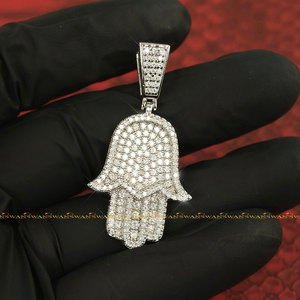 Colgante personalizado Hip Hop Hamsa tachonado con diamantes redondos de moissanita de corte brillante en plata de ley 925 - Product Image 3