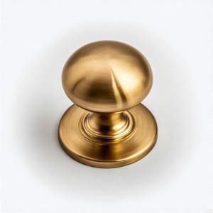 KnobEdge Studio Golden Era Bouton de porte rond classique Finition laiton vintage avec des détails complexes pour l'esthétique de la grande entrée - Product Image 1