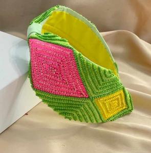 Bandeau en perles de rocaille délicatement conçu pour les femmes qui cherchent à ajouter de l'élégance faite à la main et du charme traditionnel à leur coiffure - Product Image 3