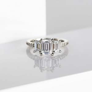 Anillo de compromiso de moissanita de tres piedras con corte esmeralda - Product Image 1