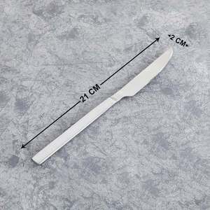 Couteau à beurre élégant en argent: une touche de luxe pour votre table Couteau à beurre classique en argent parfait pour servir avec style - Product Image 2