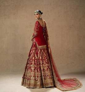 Kurta เดรส lehenga & dupatta ประดับด้วยไข่มุกปักหิน zari สีแดงดีไซน์เนอร์2025 @ อินเทรนด์ - Product Image 1